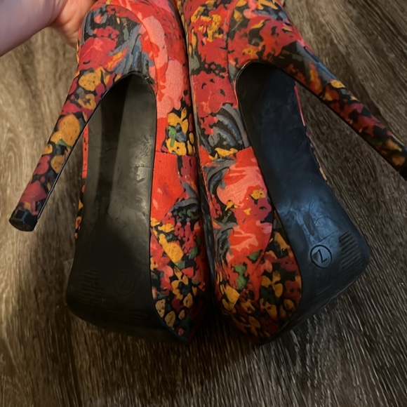 Xhilaration Floral Heels - Picture 4 of 8